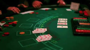Aplikasi mobile gigatoto menampilkan interface dashboard dengan akses ke Liga 1 dan live-dealer tables
